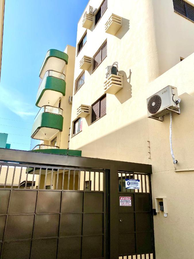 Apto No Centro Perto Do Shopping Com 2 Quartos De Casal Arcond Wifi Fibra Homeoffice E Garagem Em ドウラドス エクステリア 写真